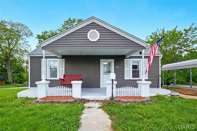 402 N 11th St, De Soto, MO 63020 - bungalow featuring covered porch and a front lawn