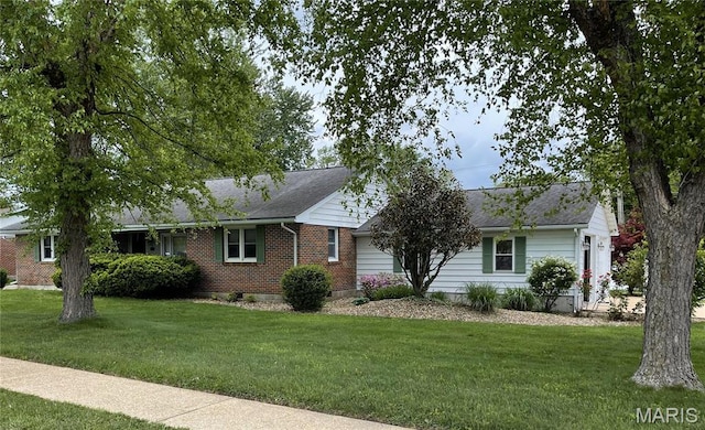 408 Crestview St, Cuba, MO 65453 - ranch-style house with a front lawn, brick siding, and roof with shingles