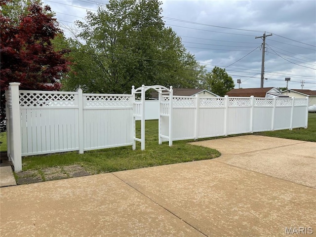408 Crestview St, Cuba, MO 65453 - gate with fence