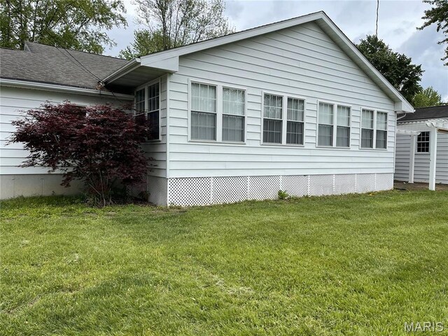 408 Crestview St, Cuba, MO 65453 - view of side of property featuring a lawn