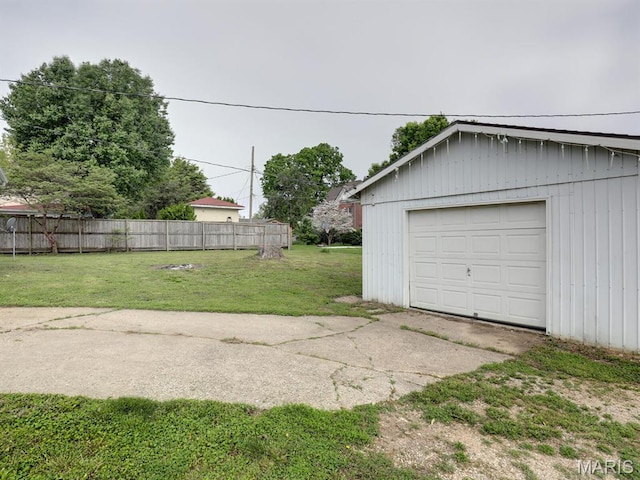 324 E Olive St, Palmyra, MO 63461 - detached garage with concrete driveway