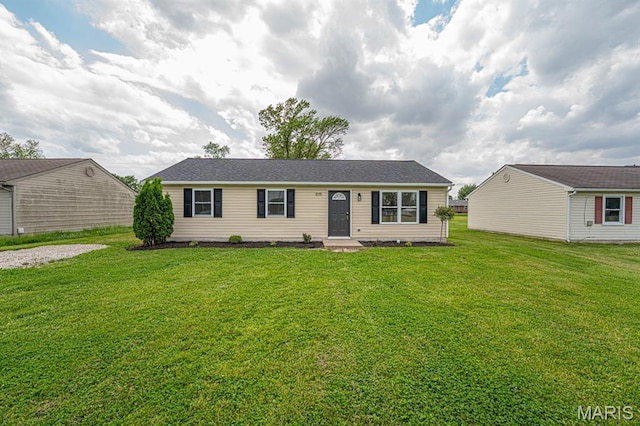 1015 S Jefferson St, Vandalia, MO 63382 - ranch-style house with a front yard