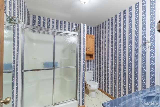 127 Chippewa, Piedmont, MO 63957 - bathroom with wallpapered walls, a shower stall, toilet, and a sink