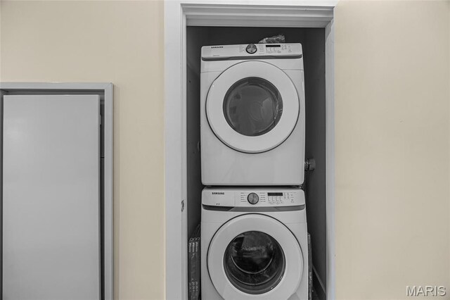 9 N Euclid Ave Unit 303, Saint Louis, MO 63108 - laundry area with stacked washing machine and dryer