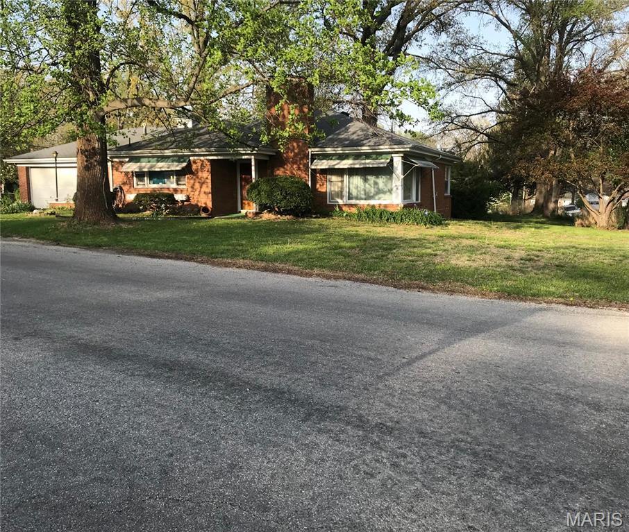 245 Oliver Lee Dr, Belleville, IL 62223 - view of front of house featuring a front yard