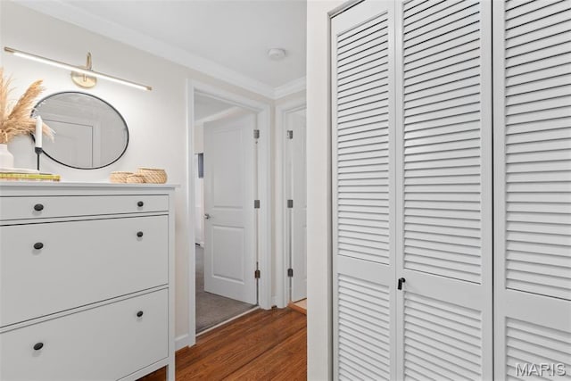 5621 Pershing Ave Unit 21, Saint Louis, MO 63112 - hall with wood finished floors and crown molding