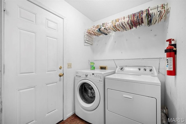 14 Sunderland Ct, Saint Charles, MO 63303 - laundry area with washing machine and dryer