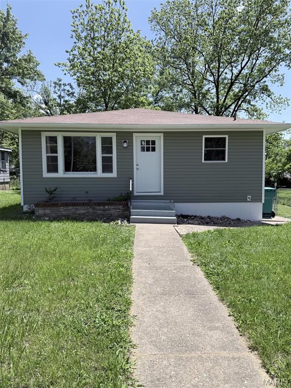 170 E Euclid Ave, Sullivan, MO 63080 - view of front of property featuring entry steps and a front lawn