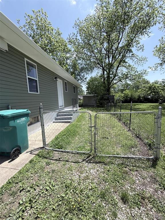 170 E Euclid Ave, Sullivan, MO 63080 - view of yard featuring a gate