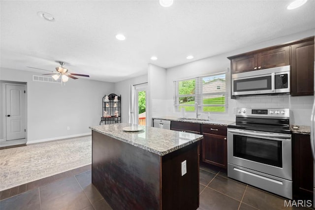 207 Straightoak, Ballwin, MO 63021 - kitchen featuring stainless steel appliances, a sink, a center island, tasteful backsplash, and recessed lighting