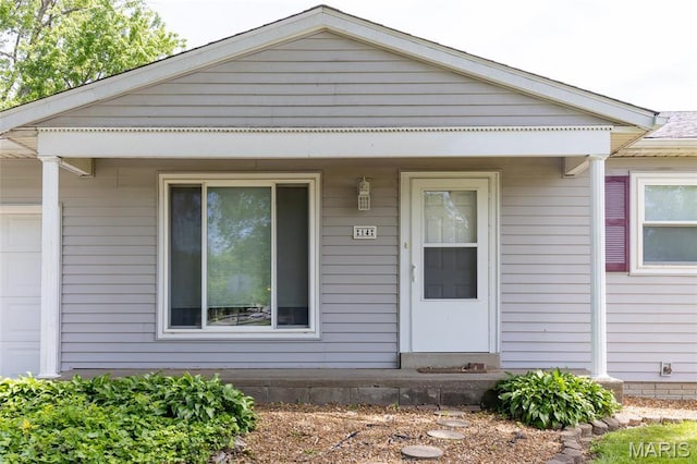 14 Dee St, Moro, IL 62067 - view of front facade with a garage