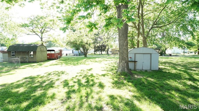 811 N Catalpa St, Dexter, MO 63841 - view of yard featuring a storage shed and an outdoor structure