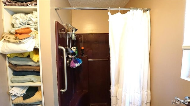 811 N Catalpa St, Dexter, MO 63841 - bathroom featuring a shower with curtain and a textured ceiling