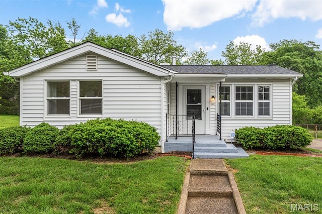 1522 S Elm Ave, Saint Louis, MO 63119 - single story home featuring a front lawn and a shingled roof