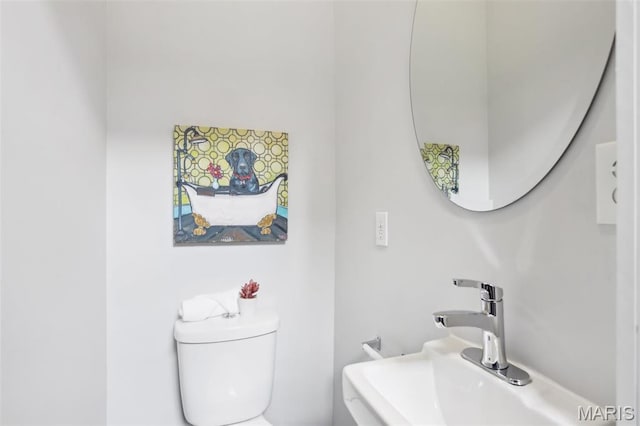 2713 Utah St, Saint Louis, MO 63118 - bathroom featuring toilet and a sink