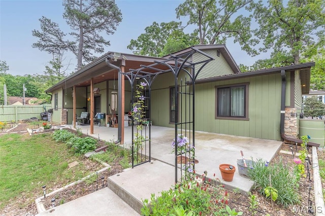 732 N Main St, Poplar Bluff, MO 63901 - view of front of property featuring a patio area and fence