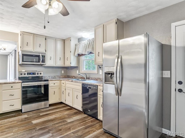605 S Ridge Ave, Steeleville, IL 62288 - kitchen with appliances with stainless steel finishes, a sink, ceiling fan, dark wood-style flooring, and cream cabinetry