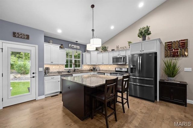 409 Briar Creek Rd, Troy, IL 62294 - kitchen featuring stainless steel appliances, tasteful backsplash, a center island, a kitchen breakfast bar, and recessed lighting