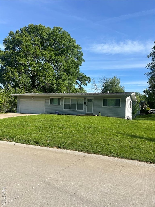 1095 Rogers Ln, Florissant, MO 63033 - single story home featuring a front yard, concrete driveway, and an attached garage