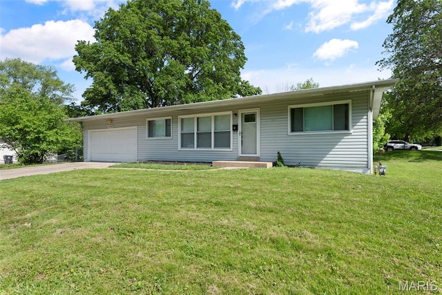 1095 Rogers Ln, Florissant, MO 63033 - single story home with an attached garage, driveway, and a front lawn
