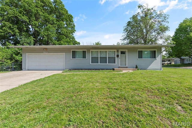 1095 Rogers Ln, Florissant, MO 63033 - ranch-style home featuring an attached garage, driveway, and a front yard