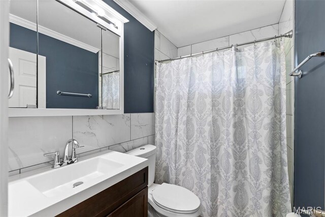 1095 Rogers Ln, Florissant, MO 63033 - full bathroom with tile walls, toilet, vanity, a shower with shower curtain, and decorative backsplash