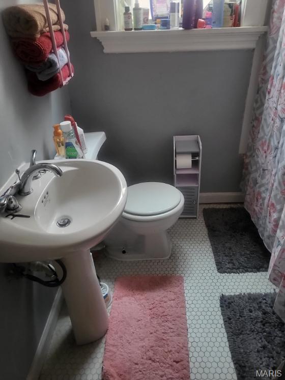 bathroom featuring toilet