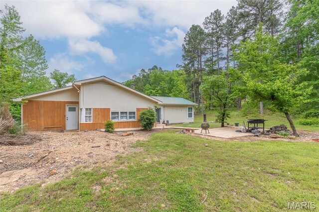167 Ripley Co Rd Unit Y-3, Doniphan, MO 63935 - back of property with a lawn and a patio