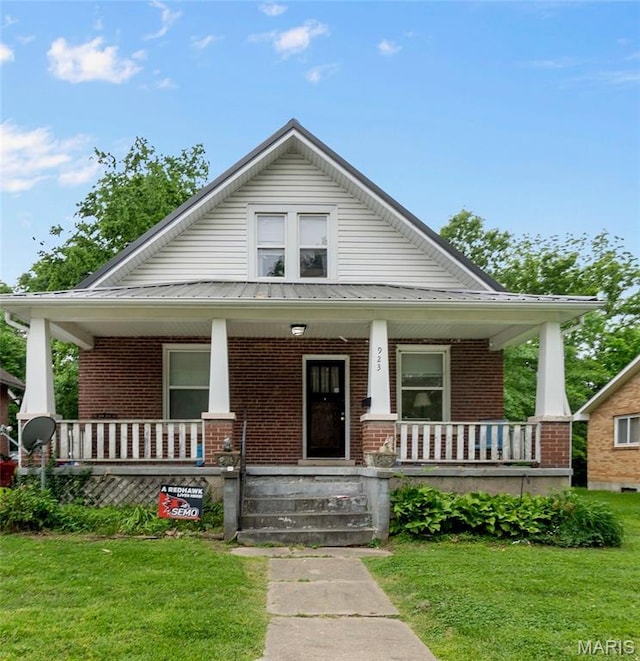 923 N Fountain St, Cape Girardeau, MO 63701 - view of front of house with a porch, brick siding, and a front yard