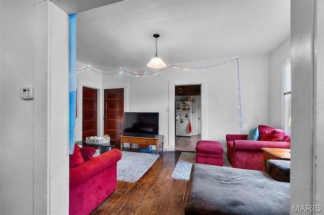 923 N Fountain St, Cape Girardeau, MO 63701 - living room featuring hardwood / wood-style flooring and a textured ceiling