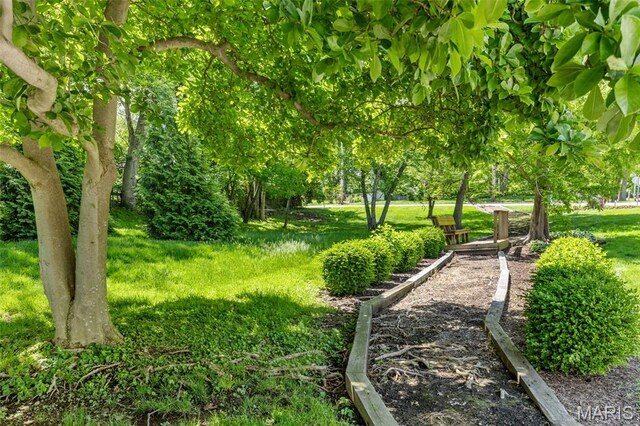 9106 W Swan Cir, Saint Louis, MO 63144