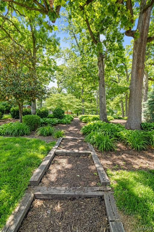 9106 W Swan Cir, Saint Louis, MO 63144