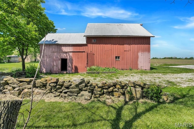 view of barn featuring a yard