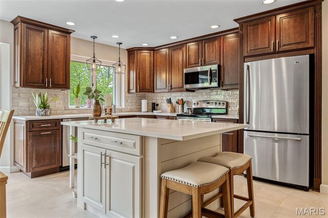160 Hunters Pointe Dr, Saint Charles, MO 63304