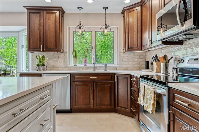 160 Hunters Pointe Dr, Saint Charles, MO 63304