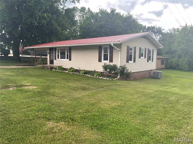 206 E Spring St, Doniphan, MO 63935 - single story home featuring a front lawn and a metal roof