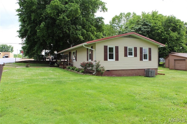 206 E Spring St, Doniphan, MO 63935 - view of side of home with a lawn and crawl space