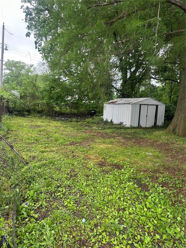 514 N 48th St E, St Louis, IL 62205 - view of yard with a shed and an outdoor structure