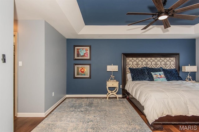 346 Palisades Ridge Ct, Eureka, MO 63025 - bedroom featuring a tray ceiling, wood finished floors, baseboards, and ceiling fan