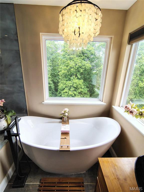 346 Palisades Ridge Ct, Eureka, MO 63025 - bathroom with a freestanding bath, a chandelier, and baseboards