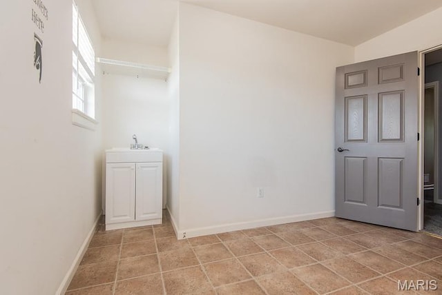 346 Palisades Ridge Ct, Eureka, MO 63025 - unfurnished room with a sink and baseboards