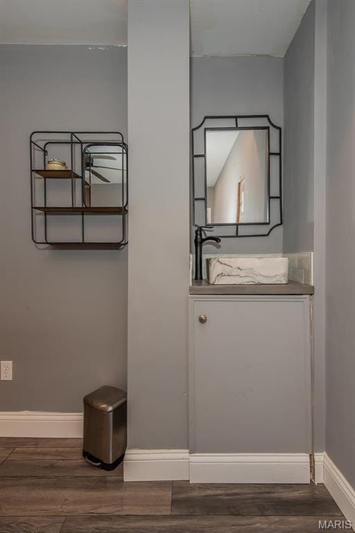 346 Palisades Ridge Ct, Eureka, MO 63025 - bathroom with baseboards, wood finished floors, and vanity