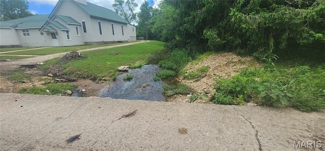 view of side of property featuring a lawn