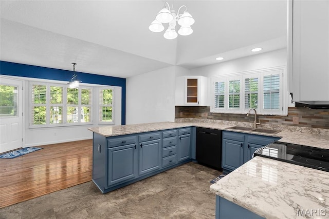 kitchen featuring a sink, a chandelier, dishwasher, a peninsula, and blue cabinetry