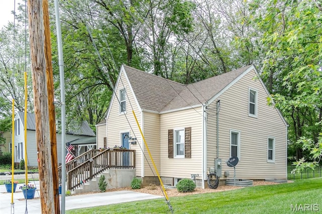 view of front of house featuring a shingled roof
