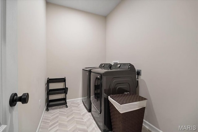 719 Myatt Dr, Wentzville, MO 63385 - laundry area featuring independent washer and dryer and baseboards