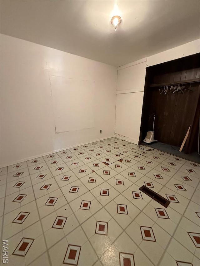 226 Dixie St, Sikeston, MO 63801 - unfurnished room with light tile patterned floors