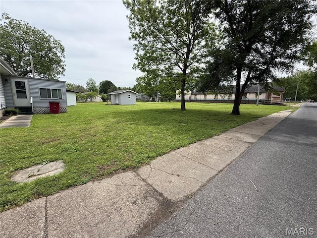 226 Dixie St, Sikeston, MO 63801 - view of grassy yard with entry steps