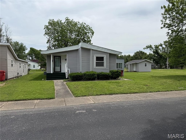 226 Dixie St, Sikeston, MO 63801 - view of front of property with a front yard