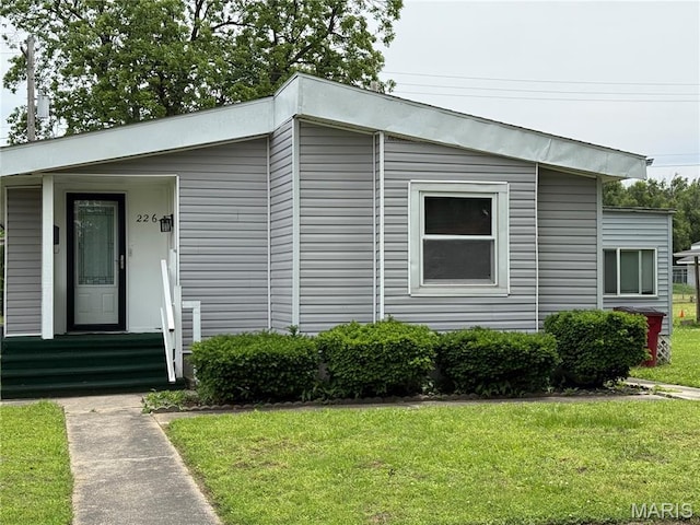 226 Dixie St, Sikeston, MO 63801 - view of front of home featuring a front lawn